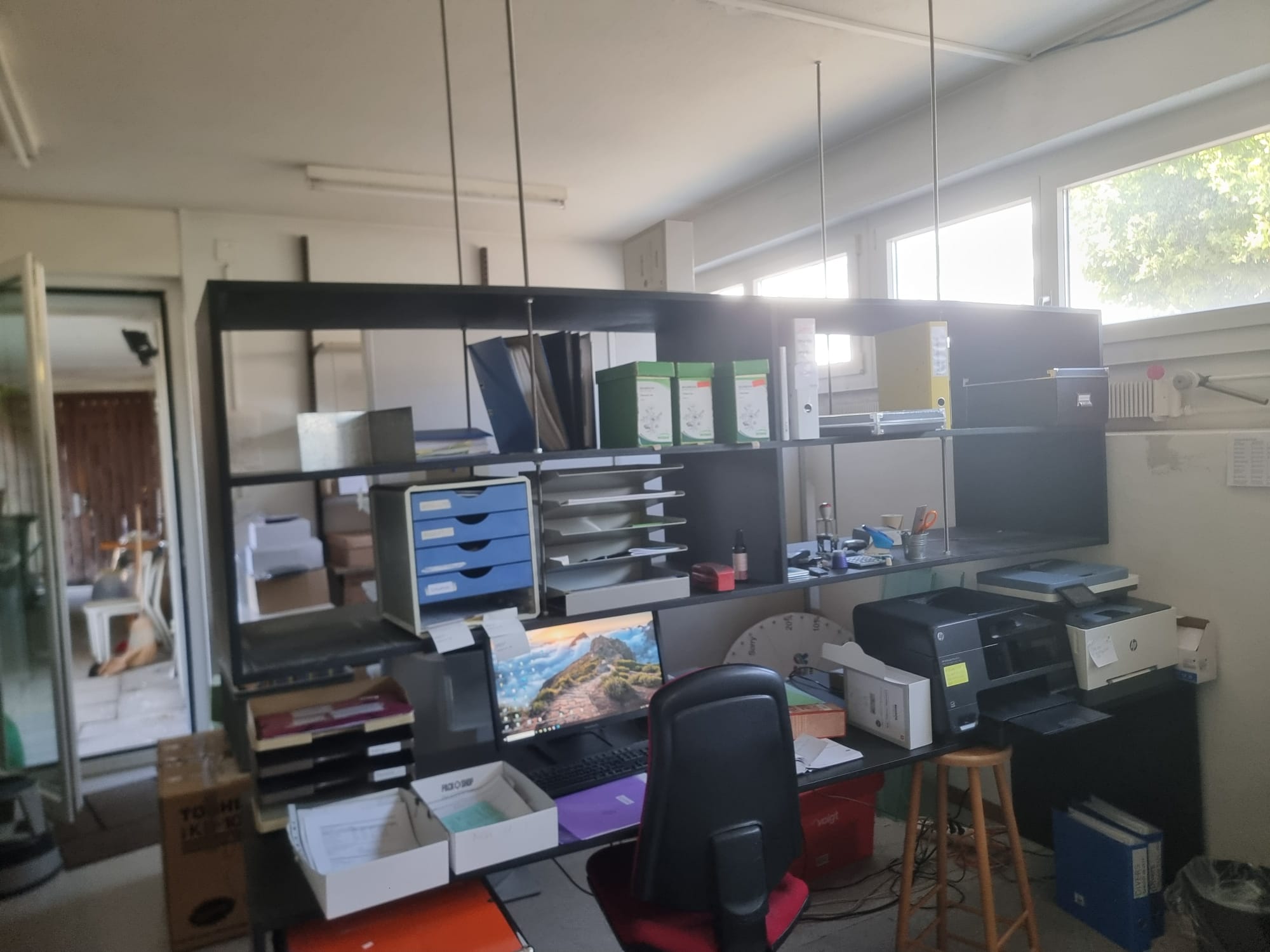 Büroräumung mit Akten und IT-Ausstattung